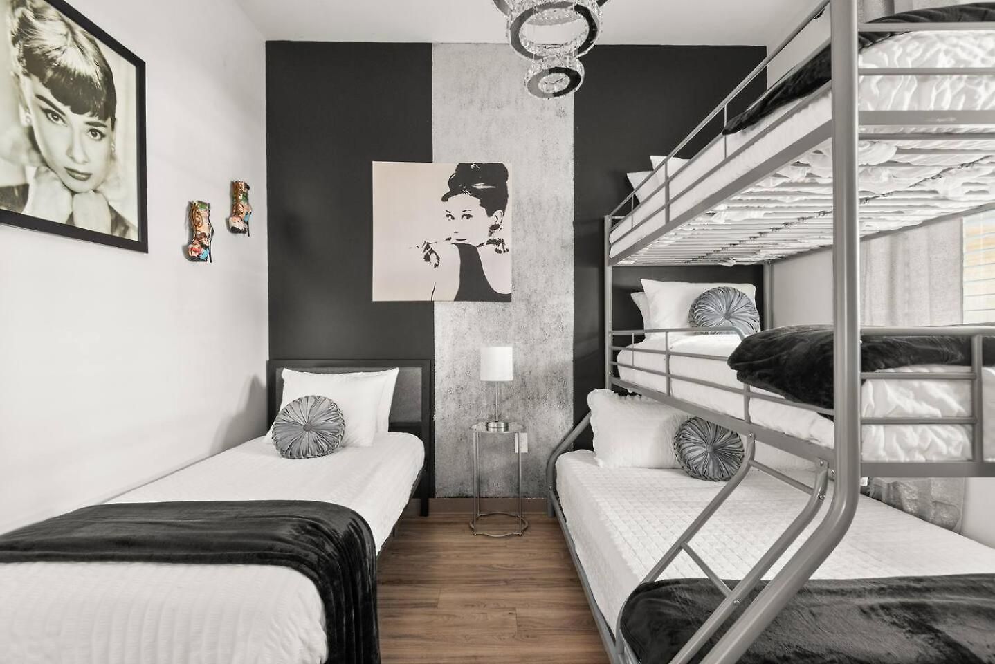 Apartment Nash Bash Retreat With Neon Sign & Sleeps 13 *