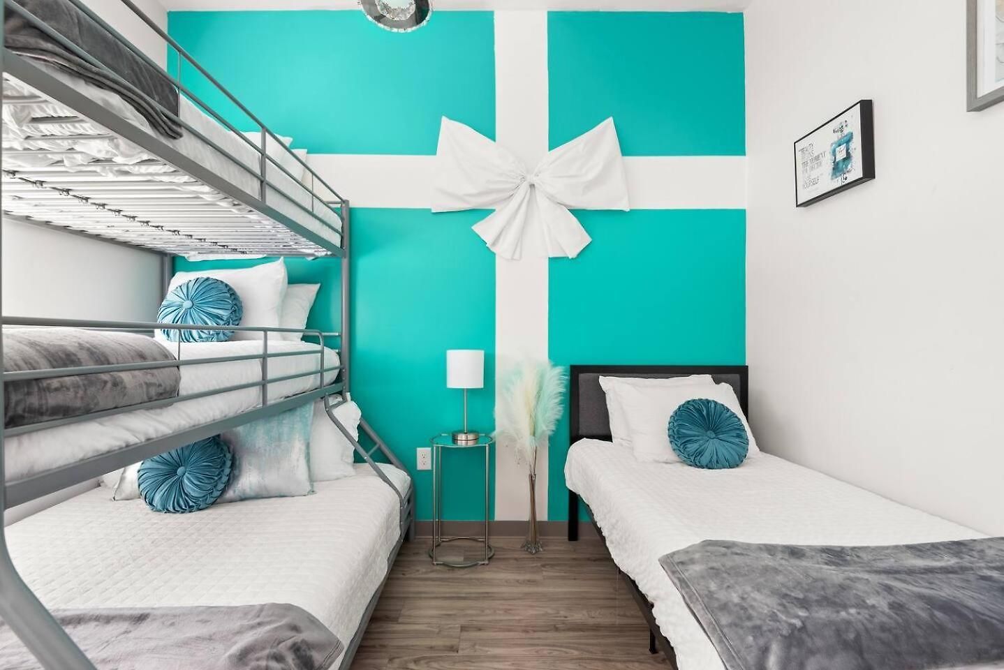 Nash Bash Retreat With Neon Sign & Sleeps 13 Apartment