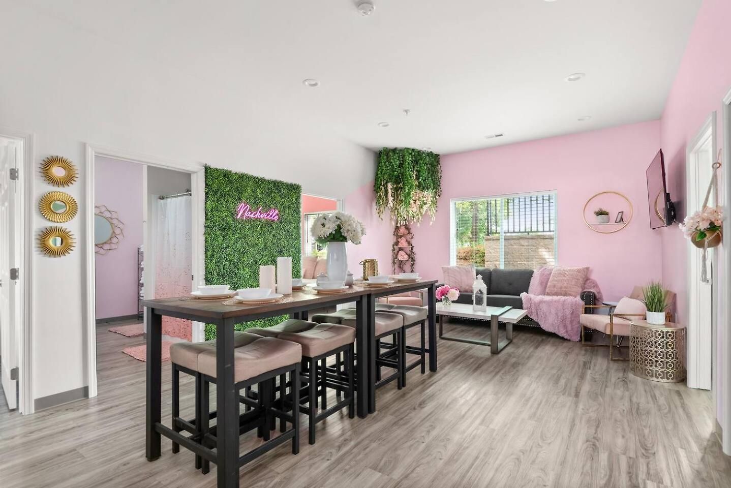 Nash Bash Retreat With Neon Sign & Sleeps 13 Nashville