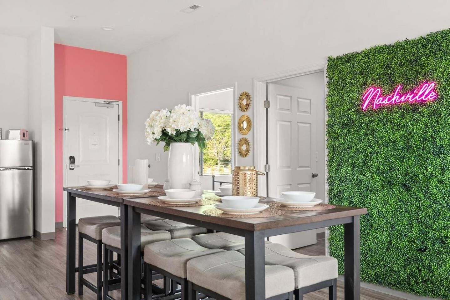 Nash Bash Retreat With Neon Sign & Sleeps 13 Apartment