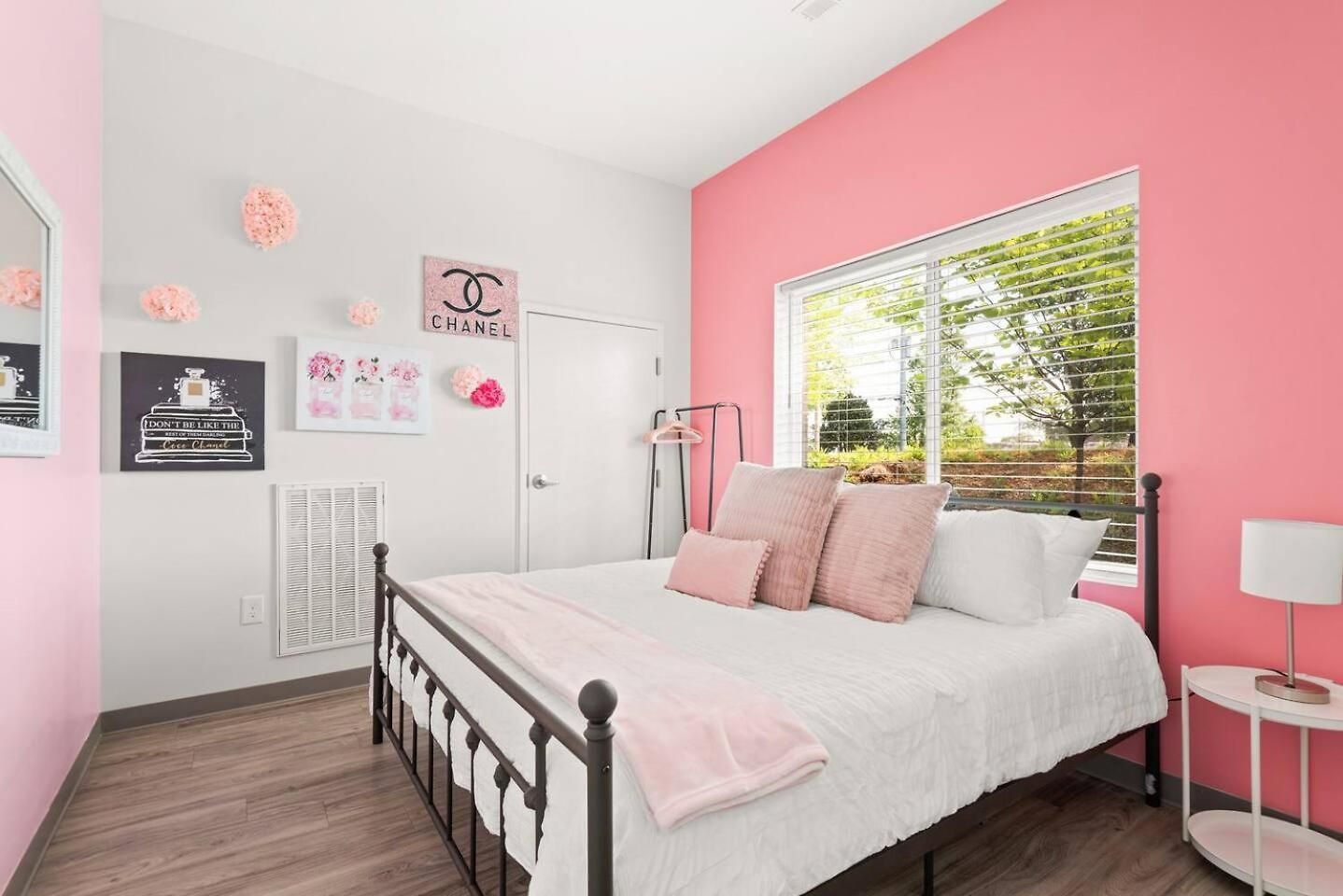 Apartment Nash Bash Retreat With Neon Sign & Sleeps 13 Nashville