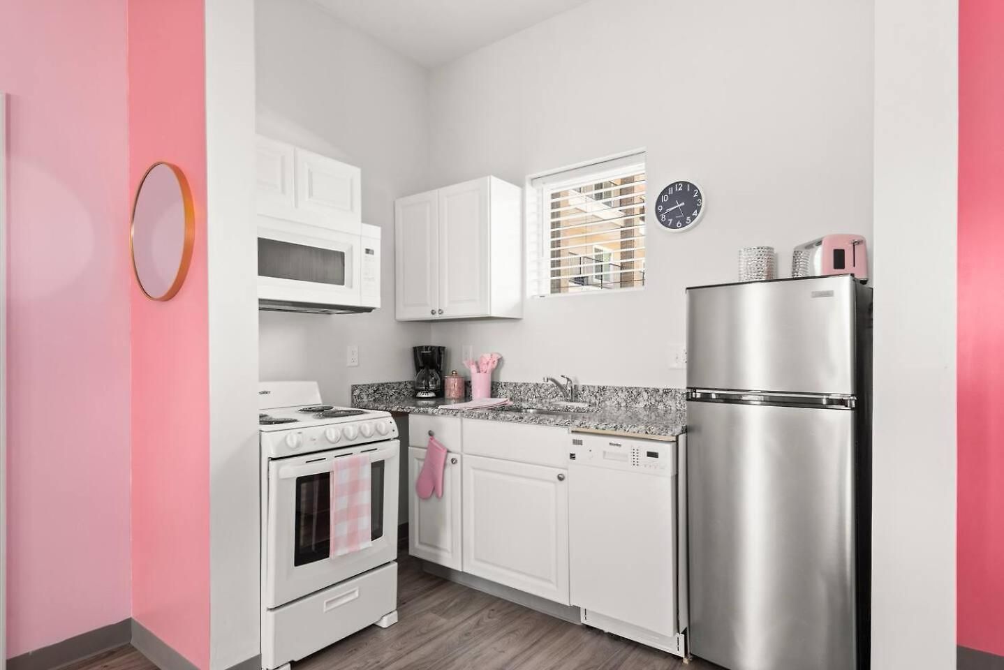 Nash Bash Retreat With Neon Sign & Sleeps 13 *
