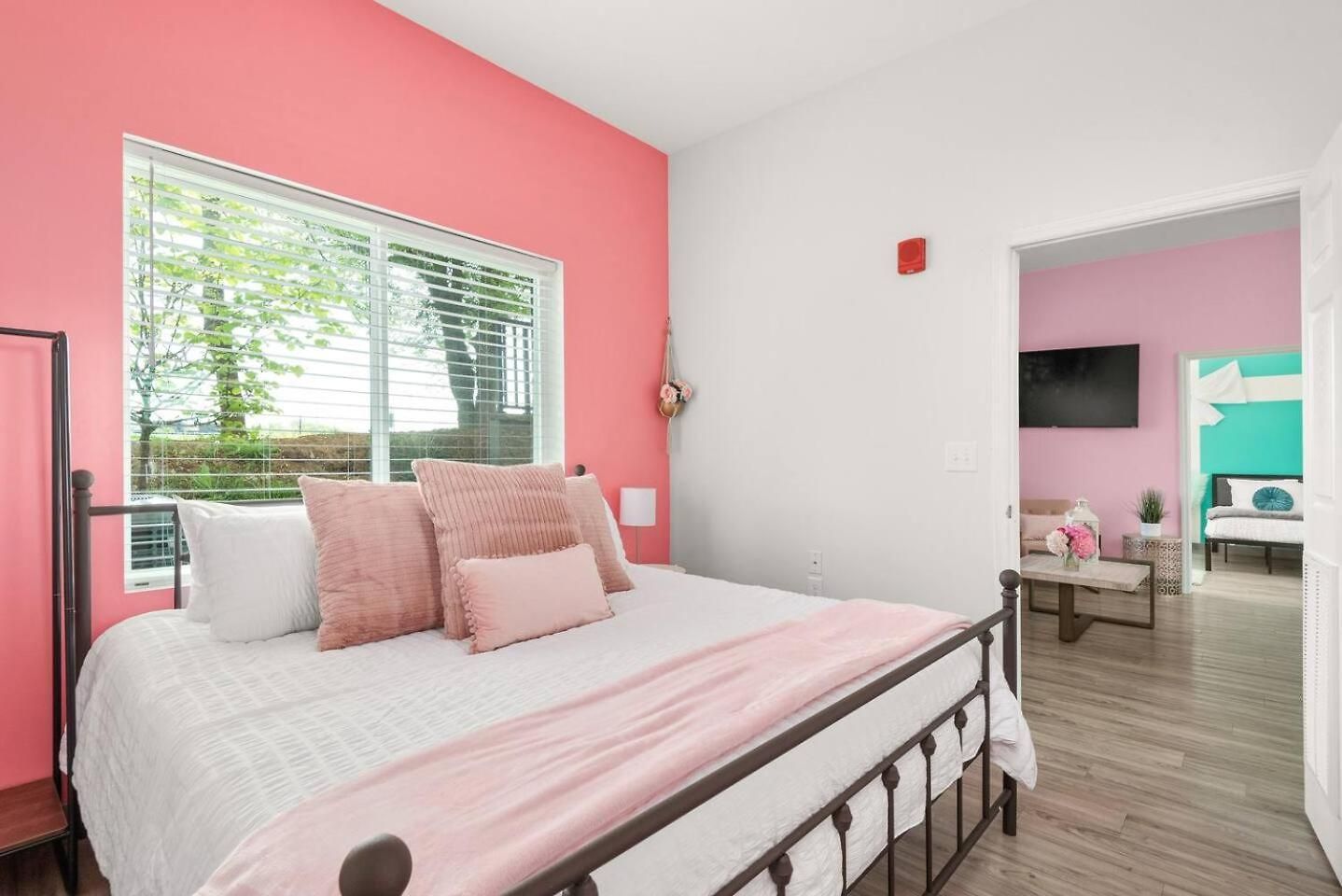 Apartment Nash Bash Retreat With Neon Sign & Sleeps 13 Nashville