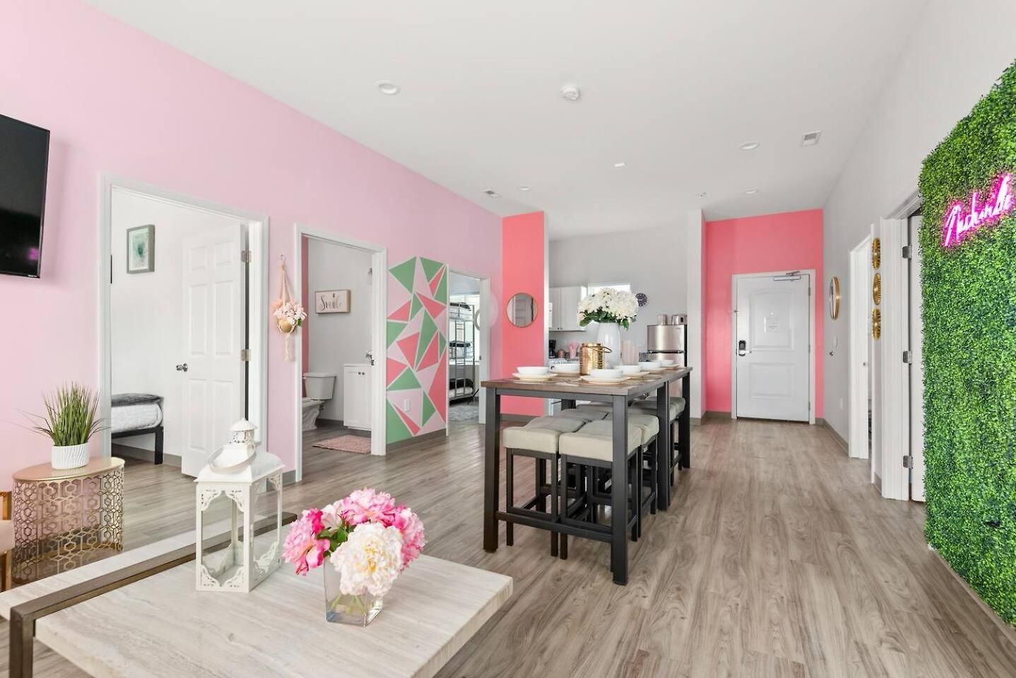 Nash Bash Retreat With Neon Sign & Sleeps 13 * Nashville