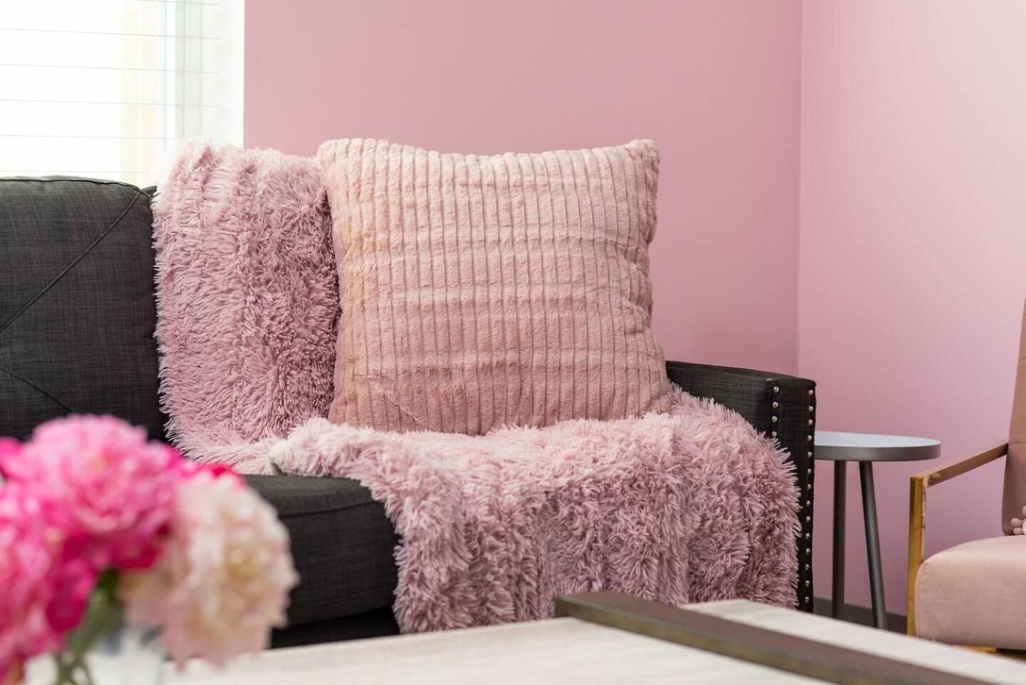 Nash Bash Retreat With Neon Sign & Sleeps 13 Apartment