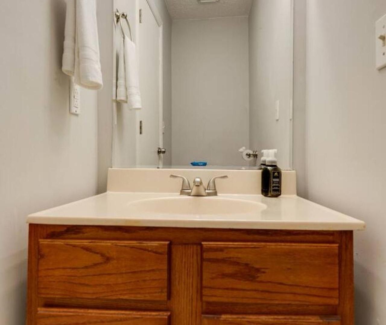 Prime Location With Balcony Near Broadway And Golf