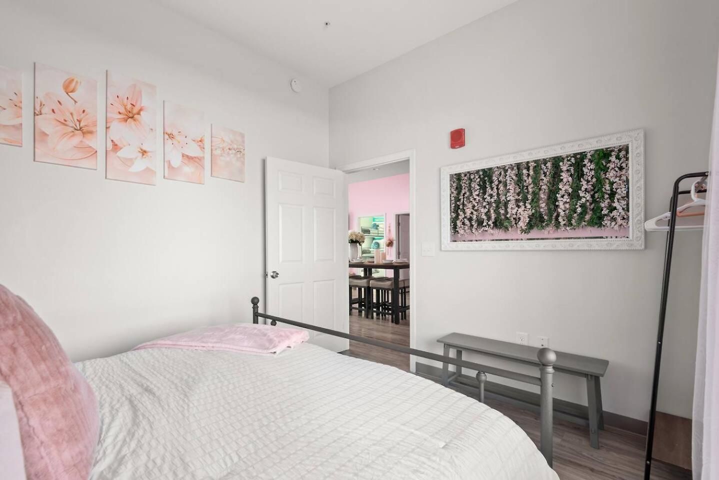 Nash Bash Retreat With Neon Sign & Sleeps 13 Apartment *