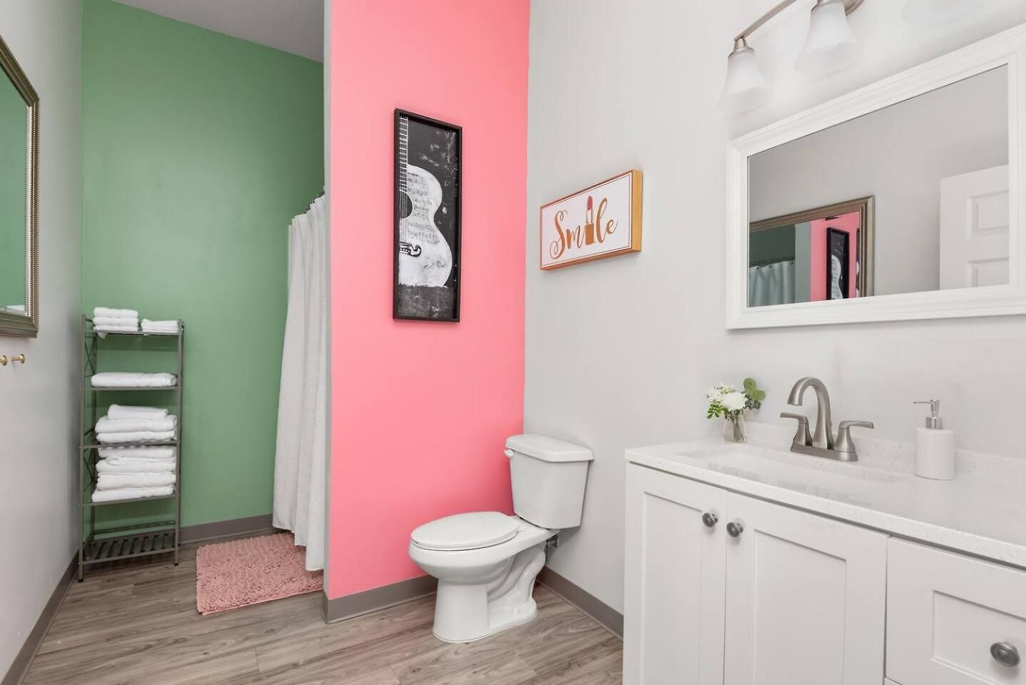 Apartment Nash Bash Retreat With Neon Sign & Sleeps 13