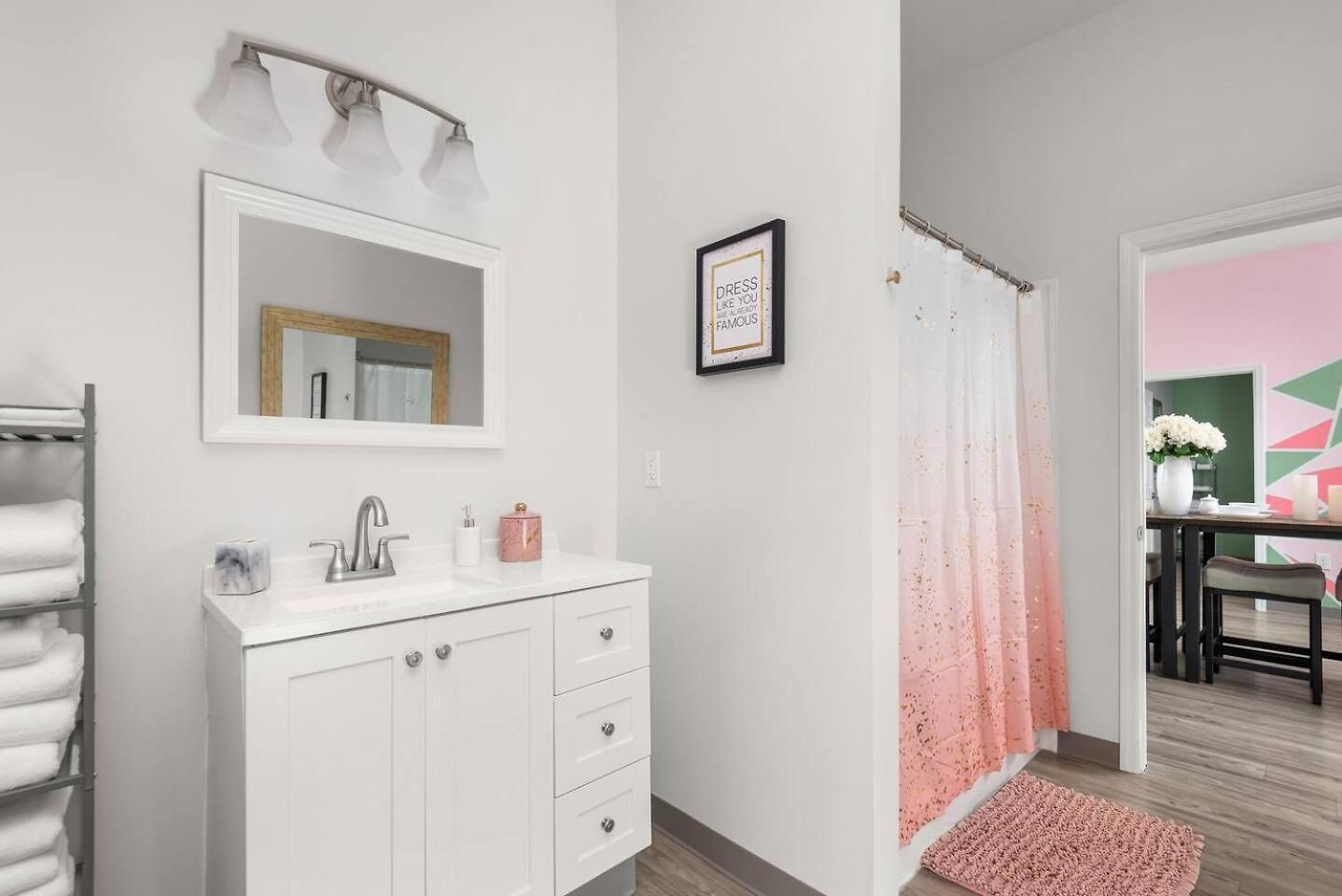 Nash Bash Retreat With Neon Sign & Sleeps 13
