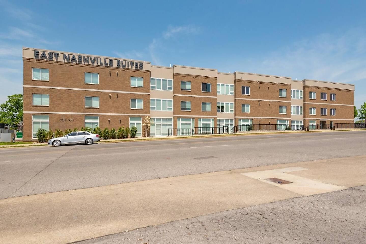 Nash Bash Retreat With Neon Sign & Sleeps 13 *