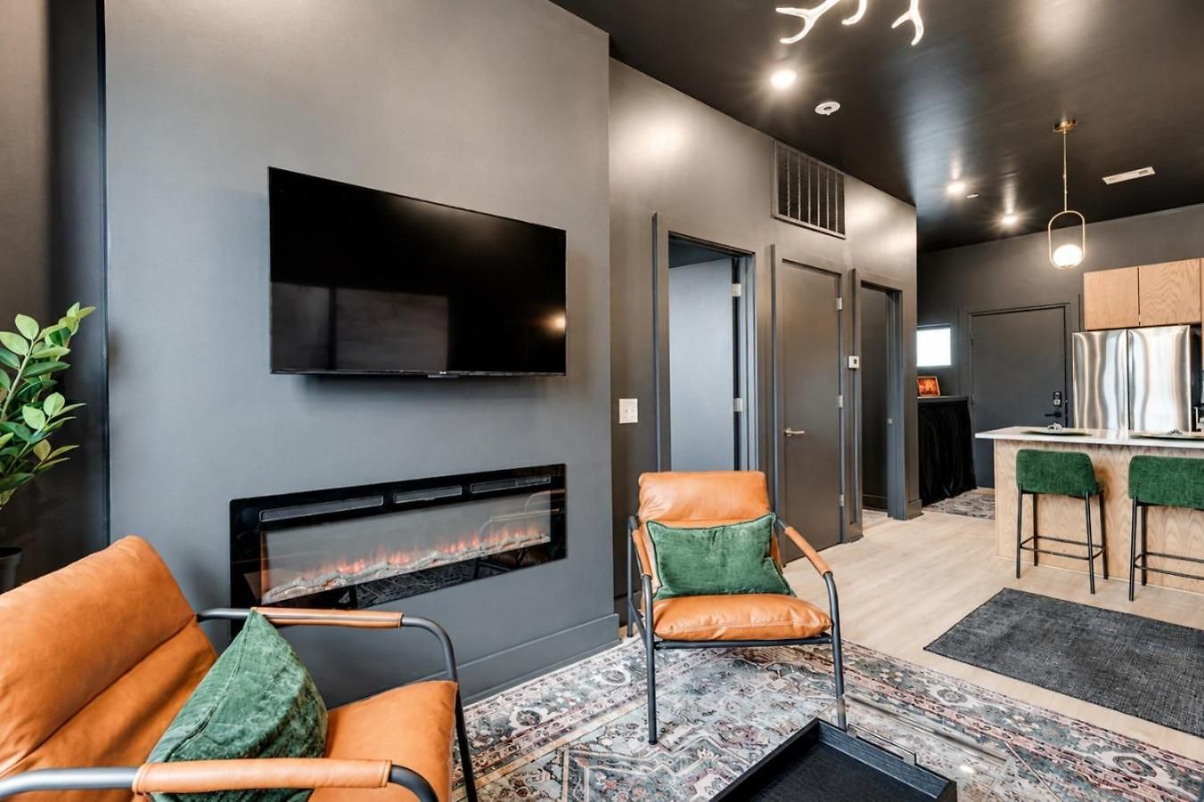 Spacious Floor Sleeps 6 Apartment *