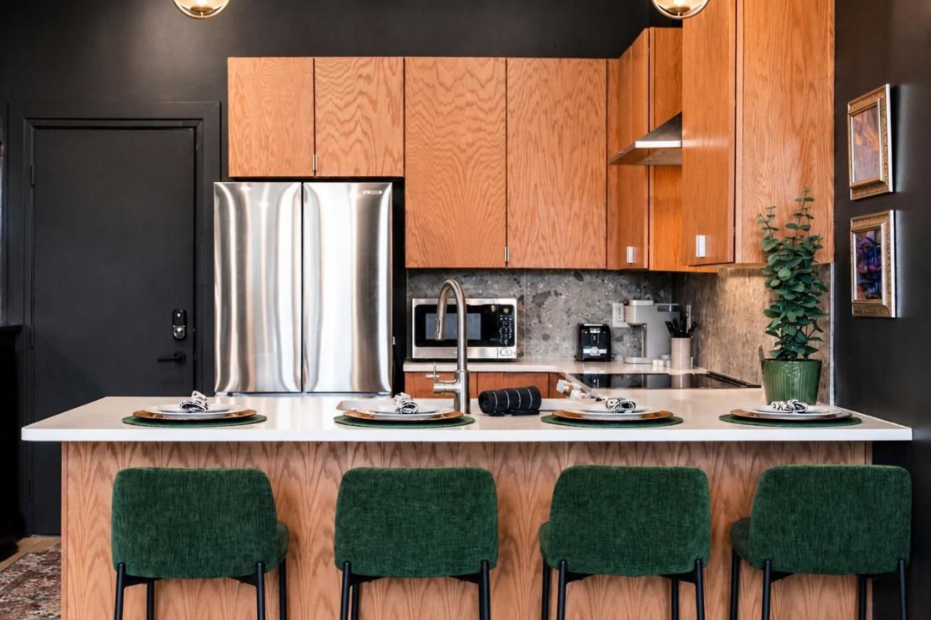 Spacious Floor Sleeps 6 Apartment Nashville