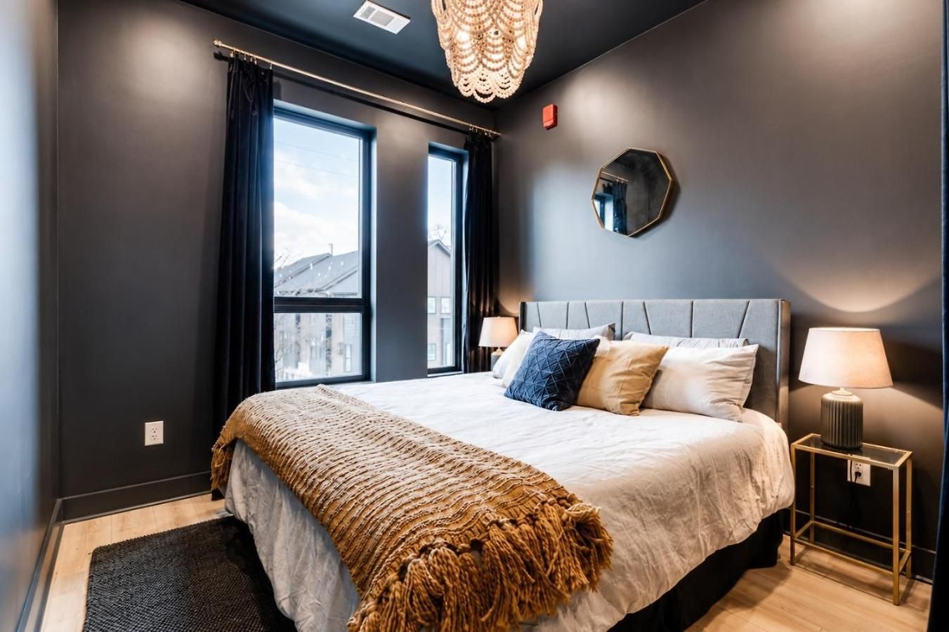 Spacious Floor Sleeps 6 Apartment Nashville