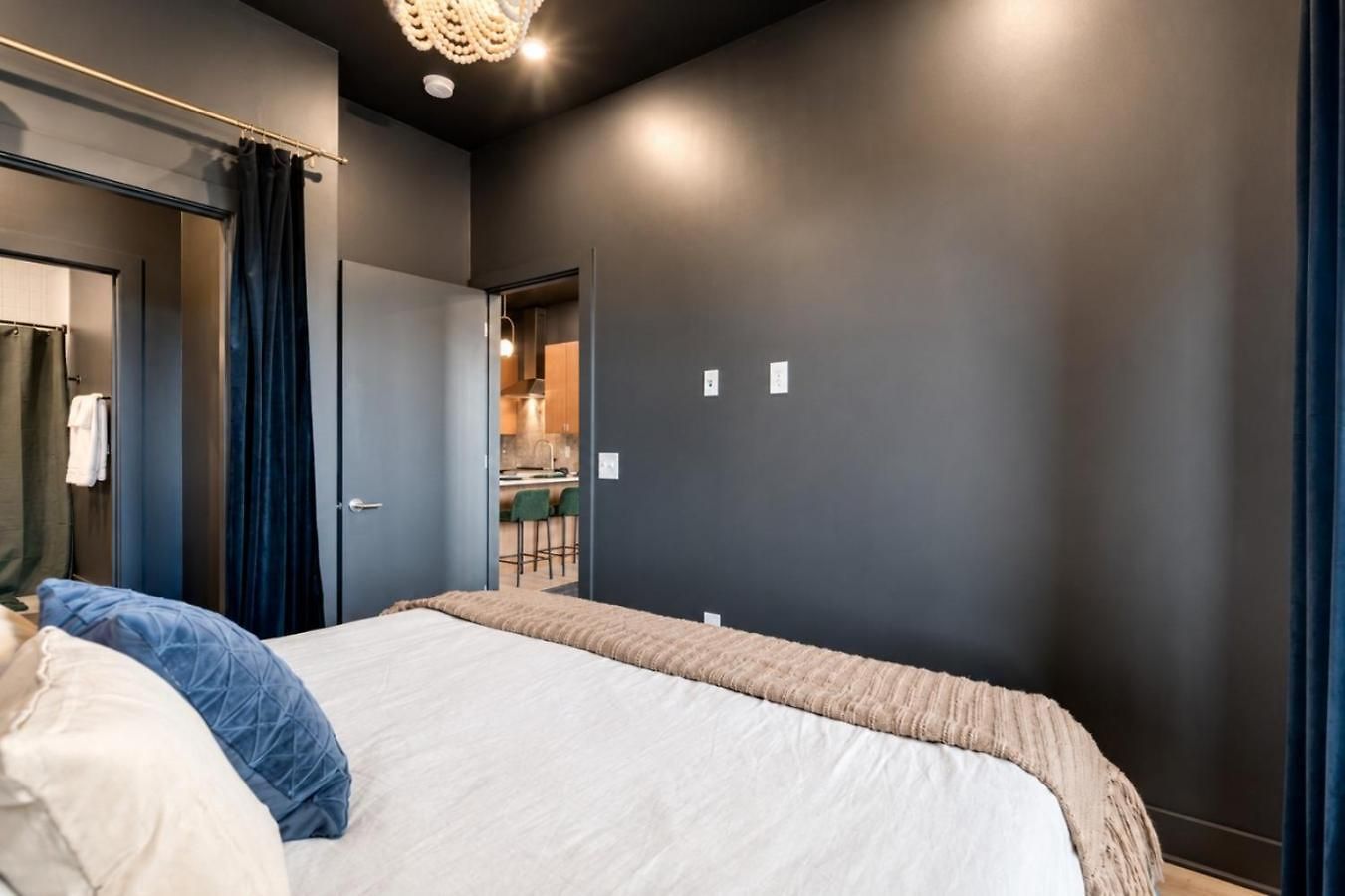 Apartment Spacious Floor Sleeps 6 *