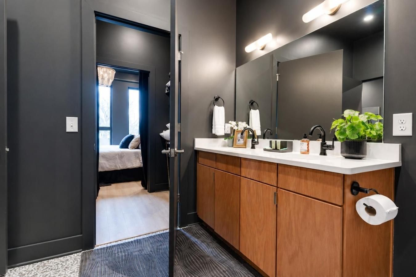 Spacious Floor Sleeps 6 Nashville