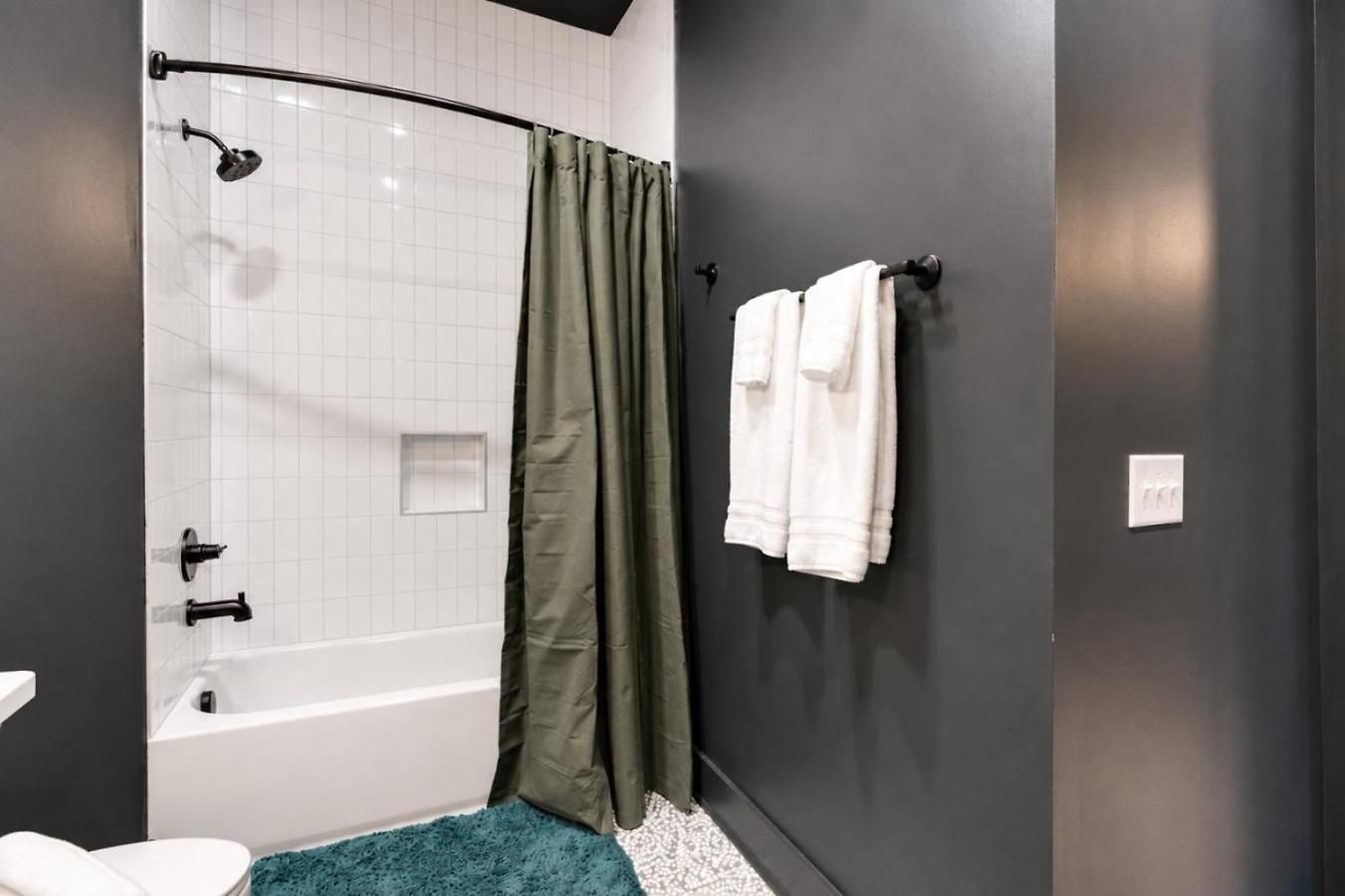 Spacious Floor Sleeps 6