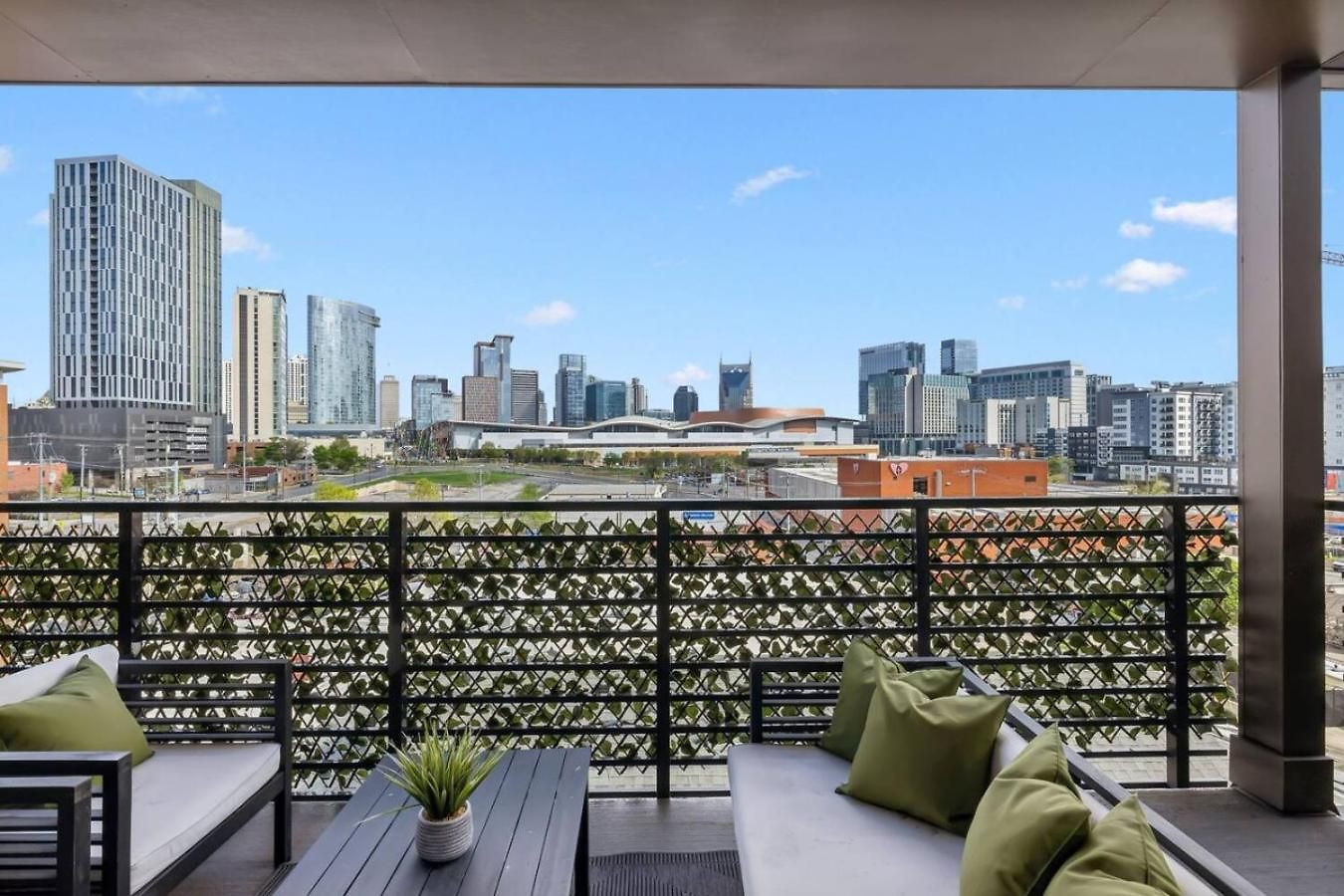 Skyline Nights Downtown Nash W/ Views, Pool, Gym * Nashville