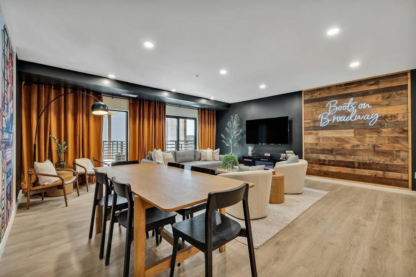 Apartment Boots On Broadway In Downtown With Parking, Pool, Gym