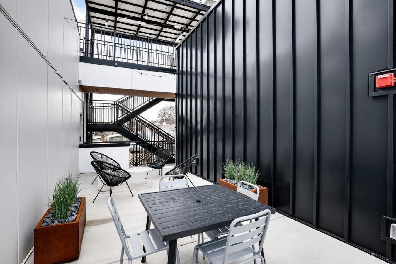 Spacious Floor Sleeps 6 Nashville