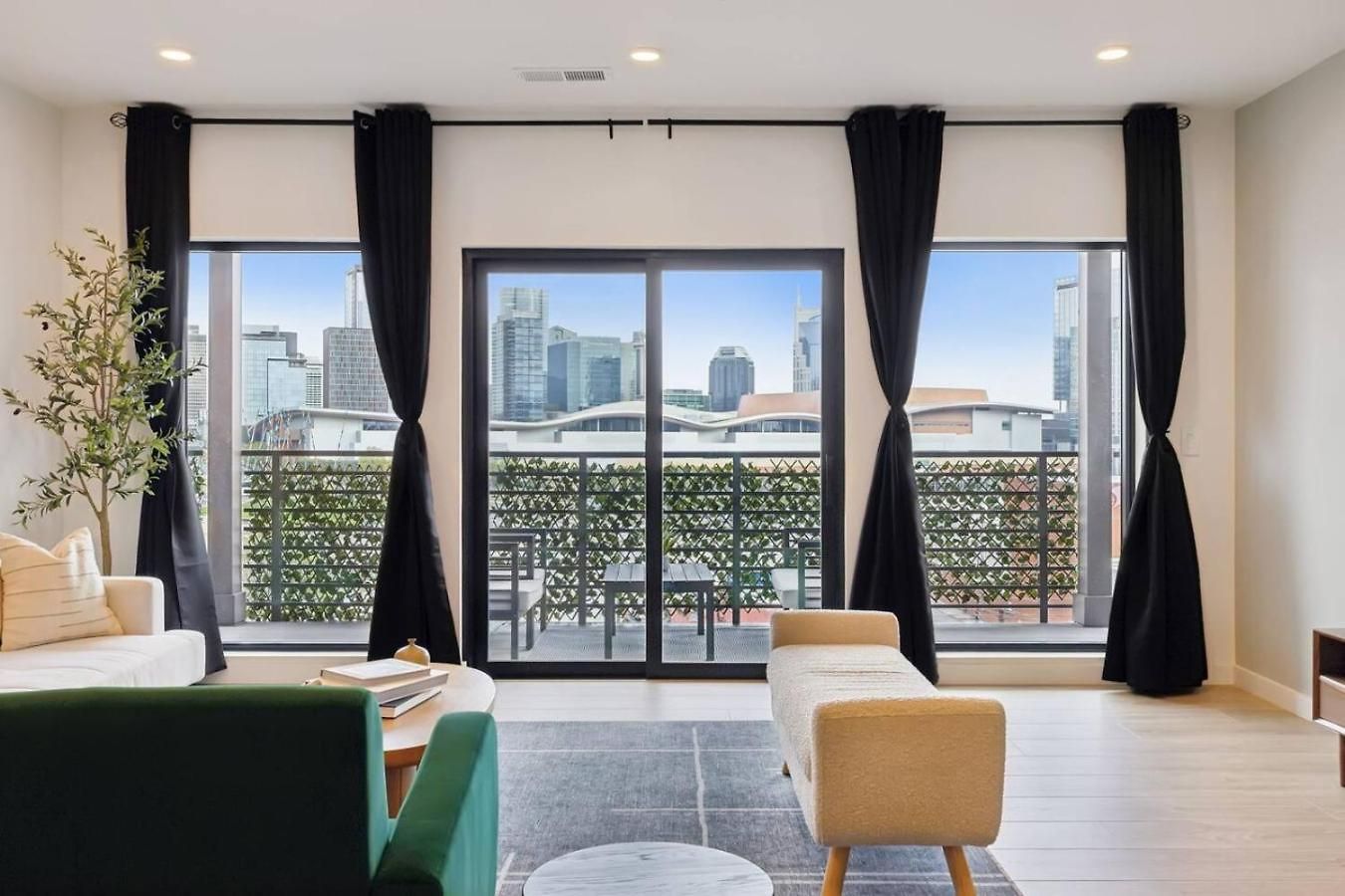Apartment Skyline Nights Downtown Nash W/ Views, Pool, Gym *