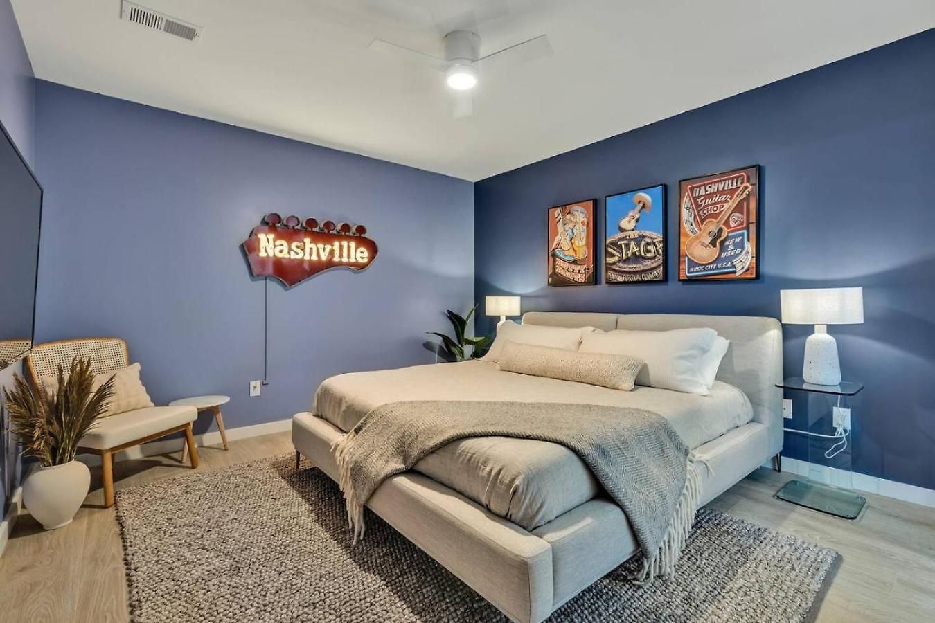 Apartment Boots On Broadway In Downtown With Parking, Pool, Gym