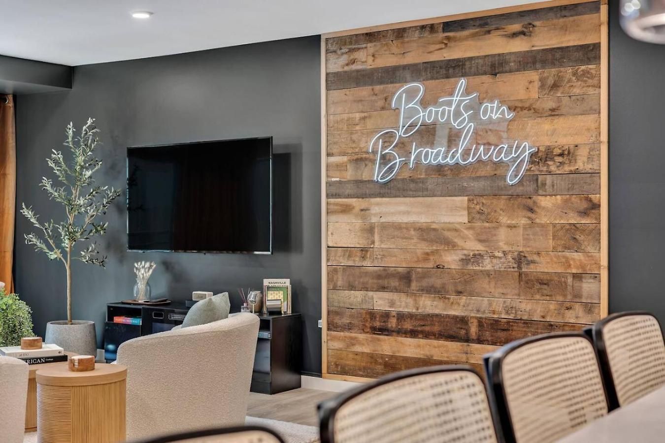 Boots On Broadway In Downtown With Parking, Pool, Gym Apartment