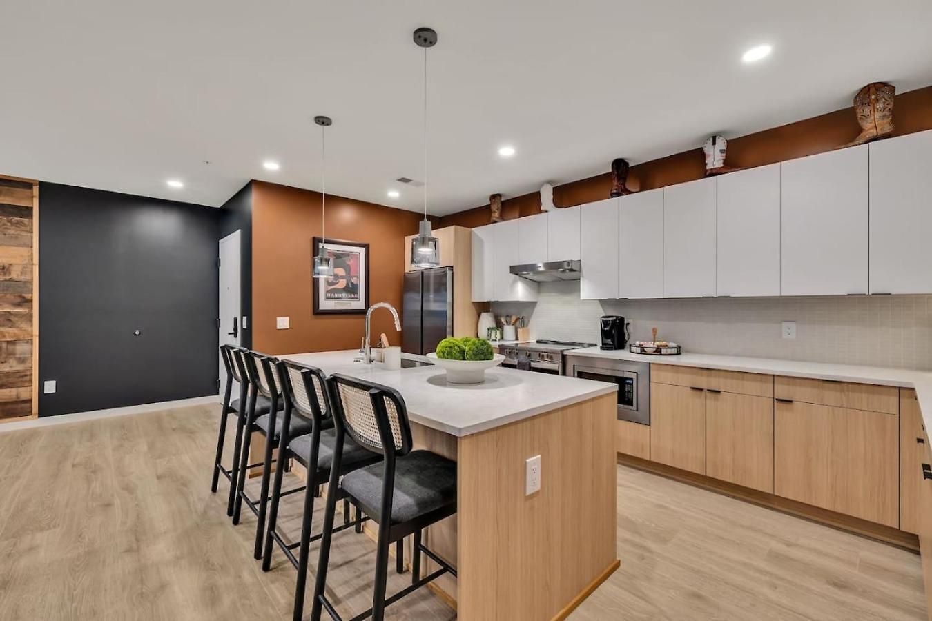 Boots On Broadway In Downtown With Parking, Pool, Gym * Nashville