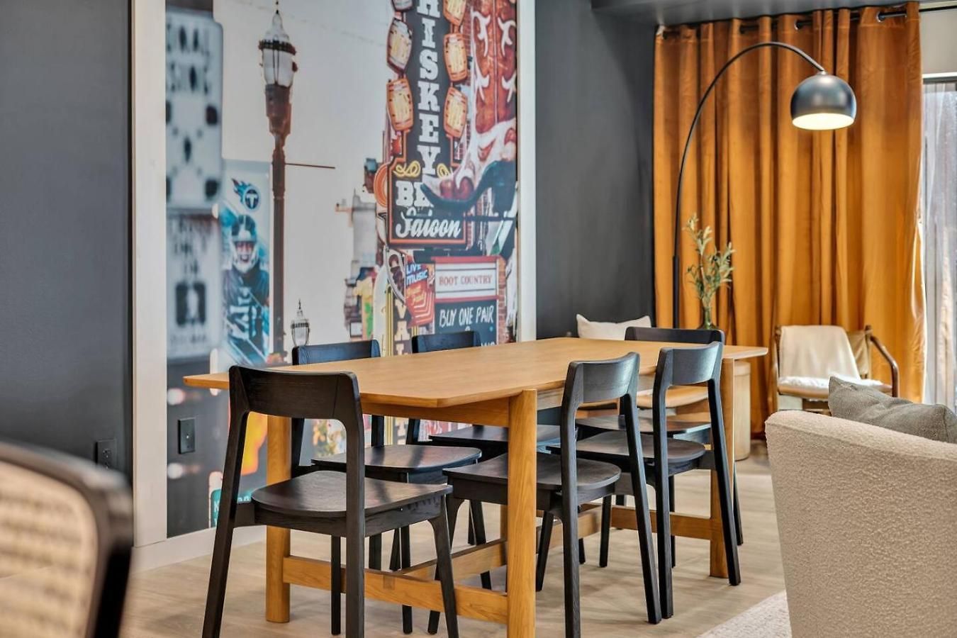 Apartment Boots On Broadway In Downtown With Parking, Pool, Gym *