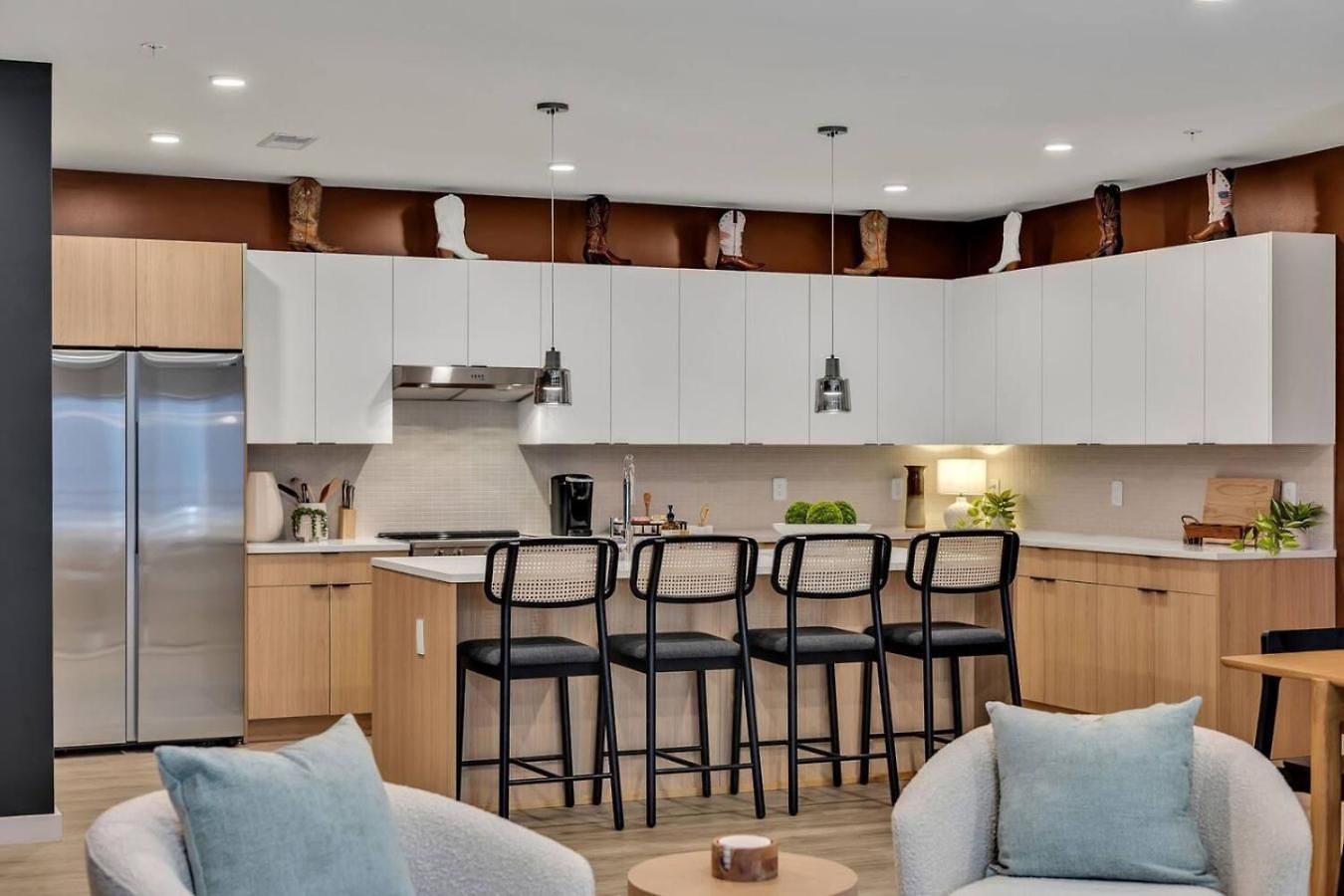 Apartment Boots On Broadway In Downtown With Parking, Pool, Gym *