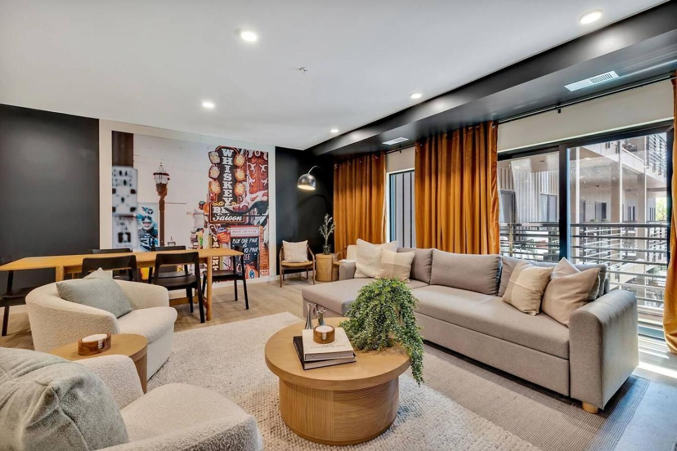 Boots On Broadway In Downtown With Parking, Pool, Gym Nashville