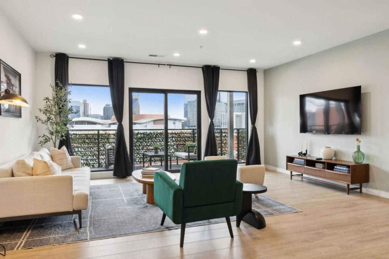 Apartment Skyline Nights Downtown Nash W/ Views, Pool, Gym