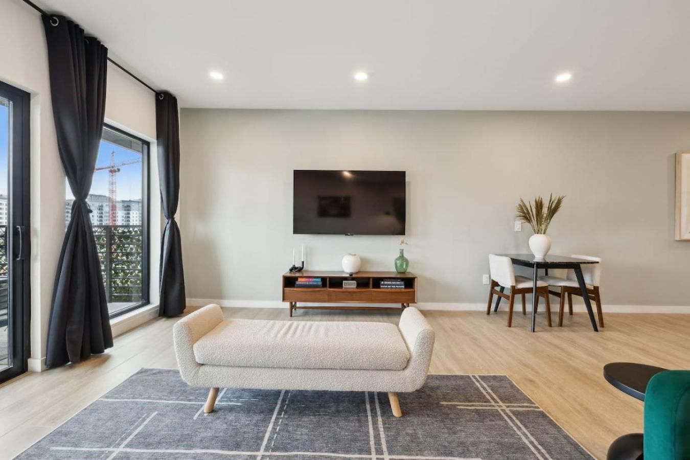 Skyline Nights Downtown Nash W/ Views, Pool, Gym Apartment Nashville