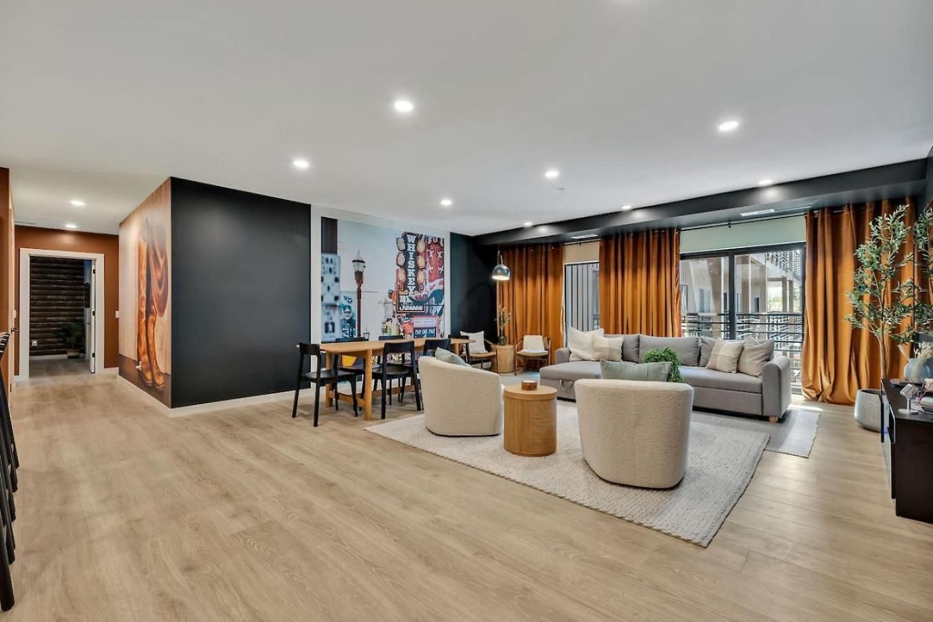 Boots On Broadway In Downtown With Parking, Pool, Gym Nashville