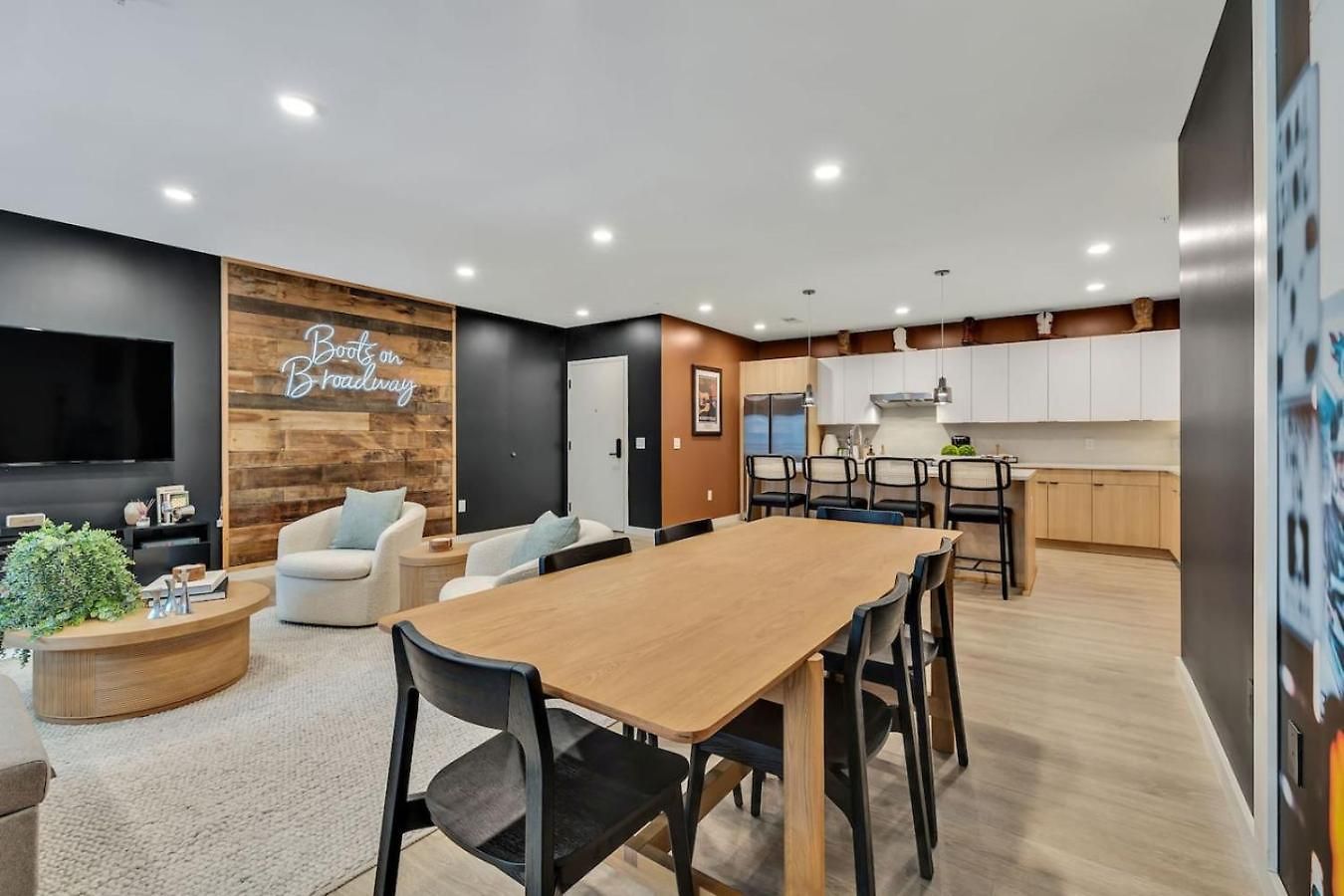 Boots On Broadway In Downtown With Parking, Pool, Gym Apartment