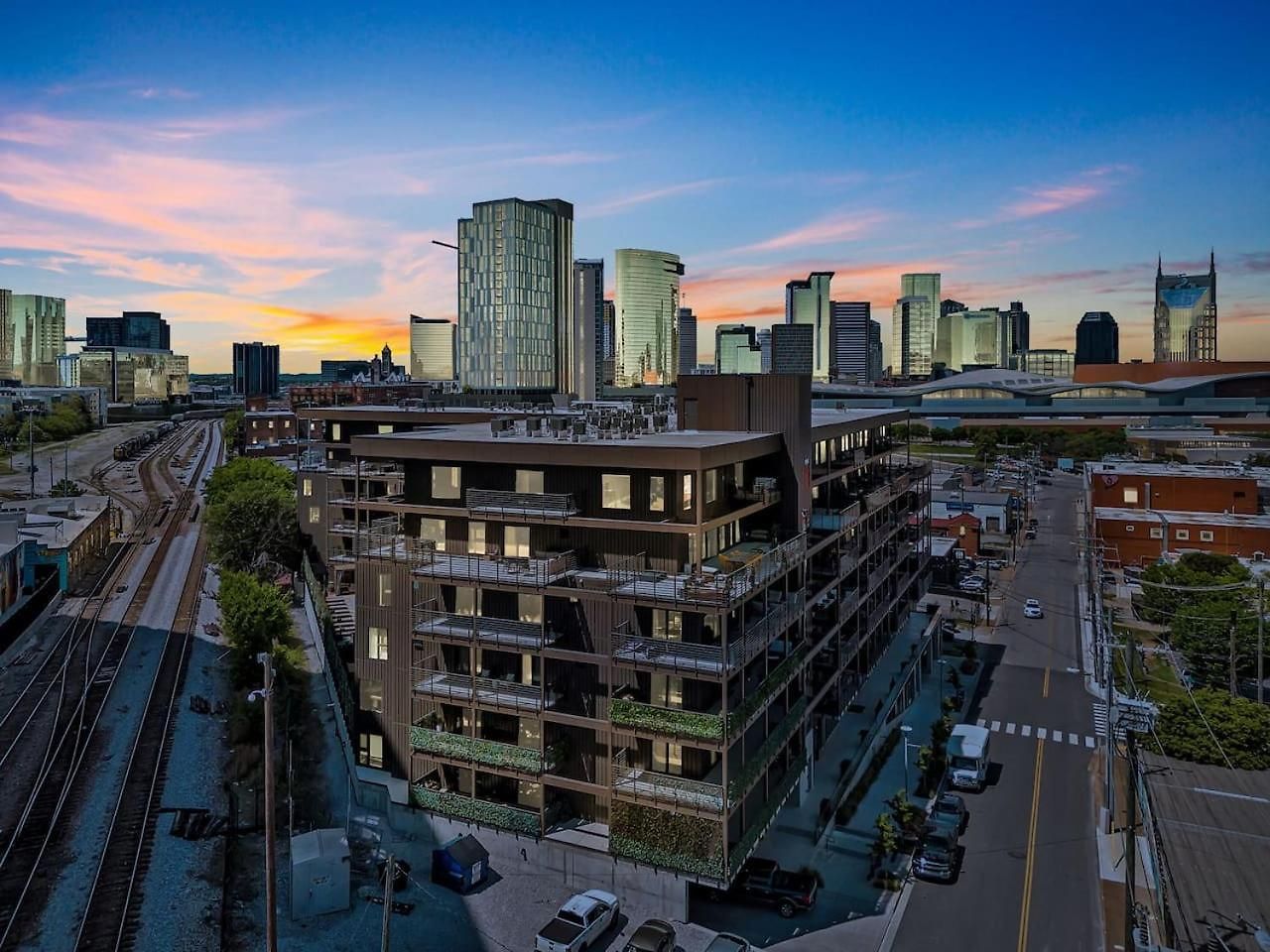 Walk To Broadway From Whiskey Glasses, Bach Party Approved With Pool And Gym Apartment