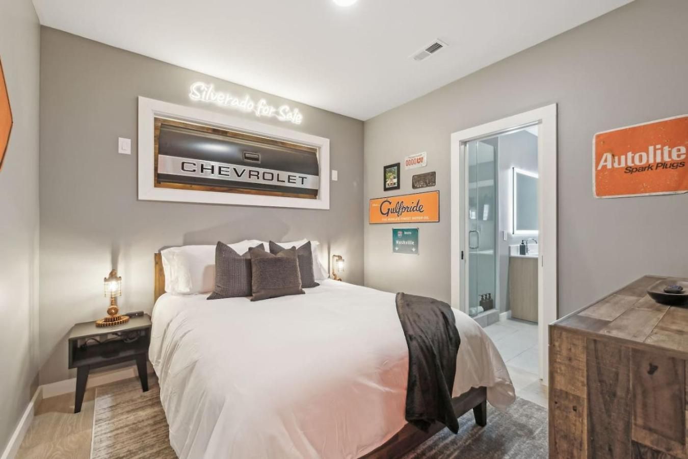 Walk To Broadway From Whiskey Glasses, Bach Party Approved With Pool And Gym Apartment