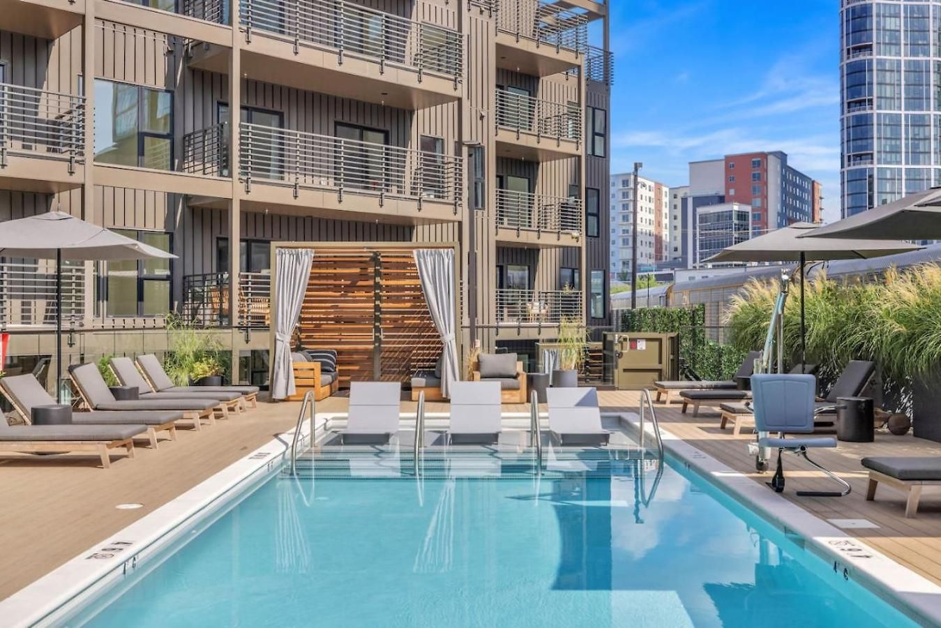 Apartment Walk To Broadway From Whiskey Glasses, Bach Party Approved With Pool And Gym Nashville