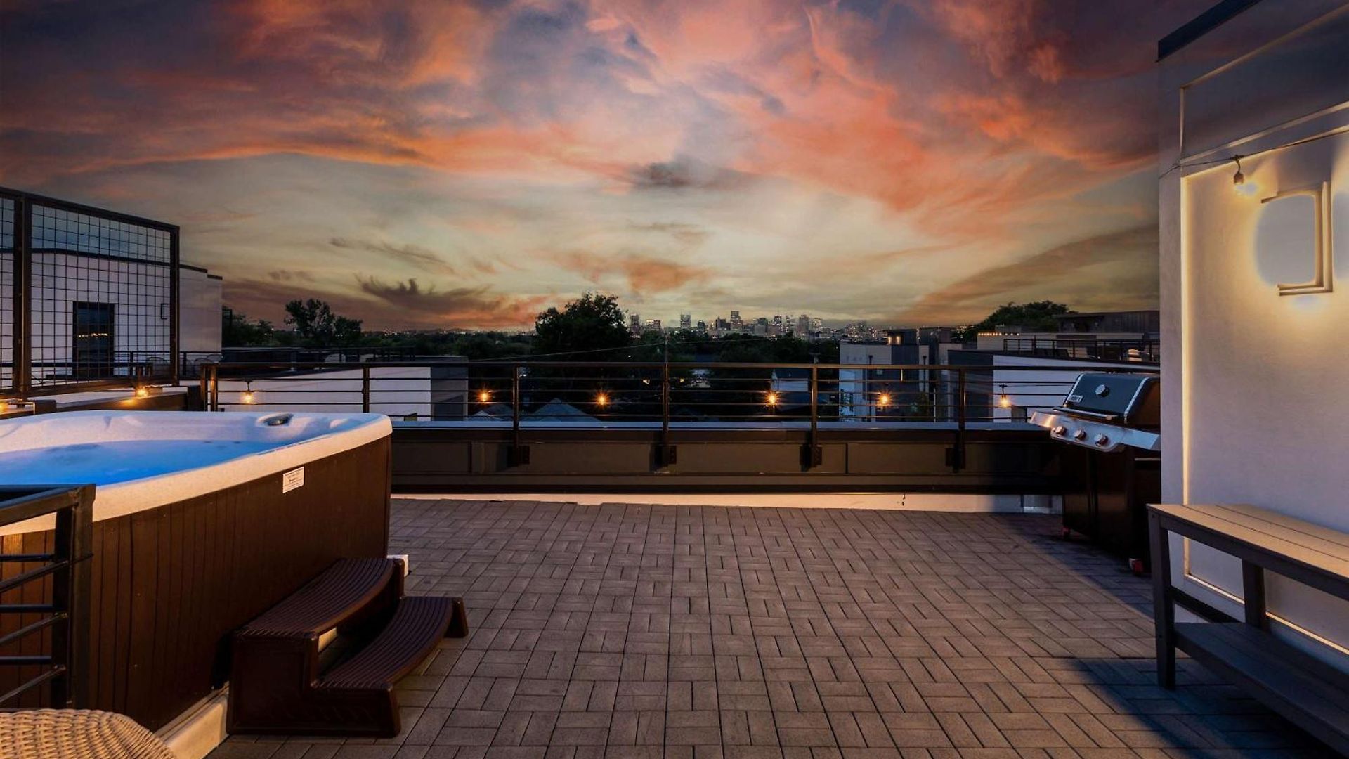 Escape With Skyline Deck And Hot Tub Holiday home