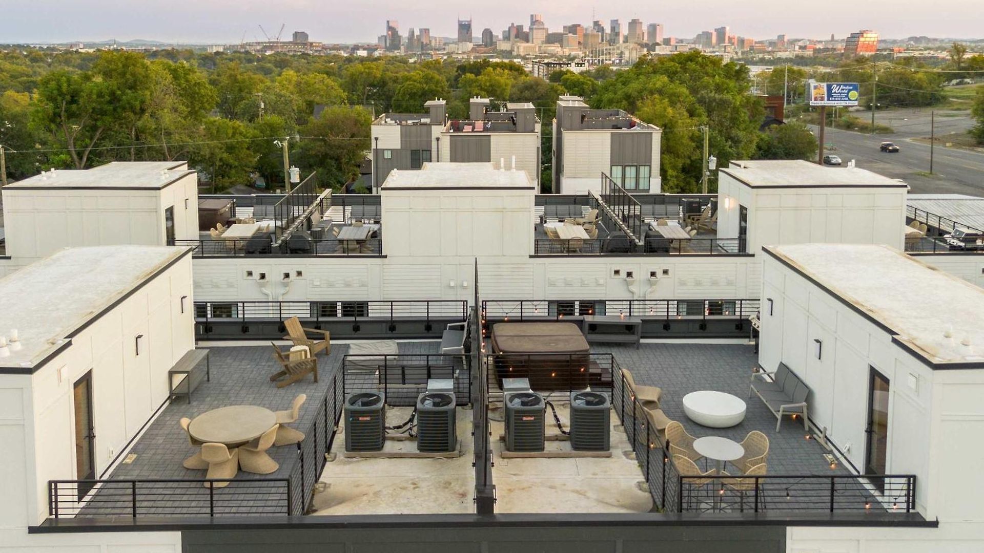 Escape With Skyline Deck And Hot Tub Holiday home Nashville