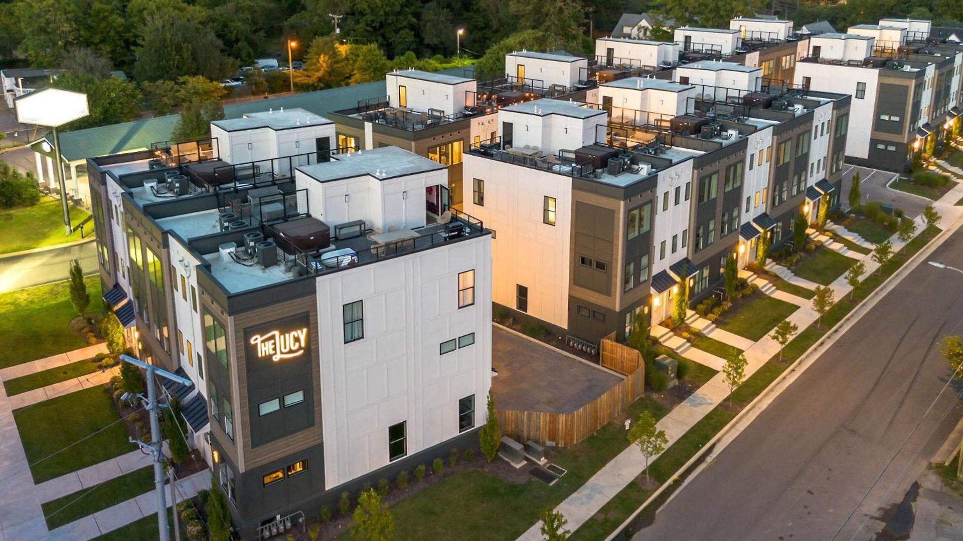 Escape With Skyline Deck And Hot Tub