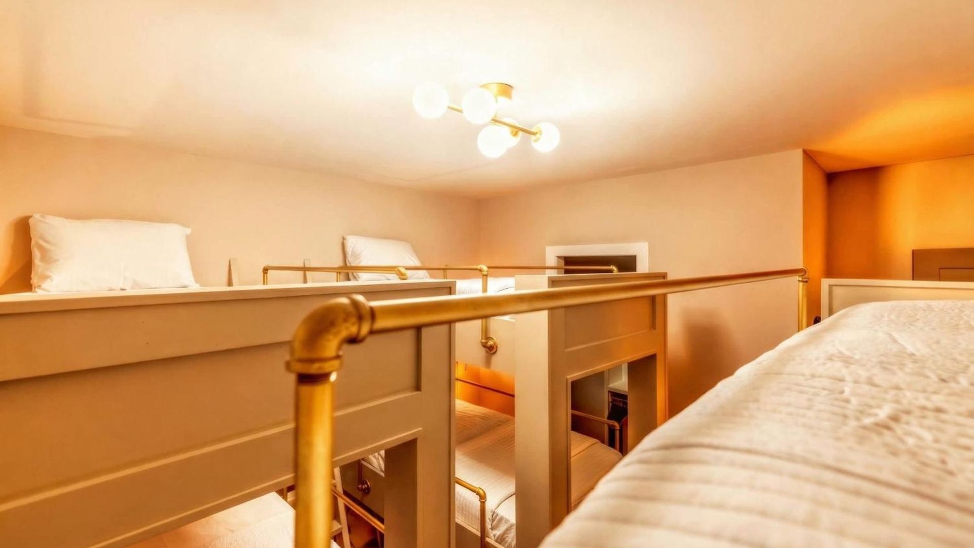Holiday home Skyline Views With Double Rooftop Deck & Game *