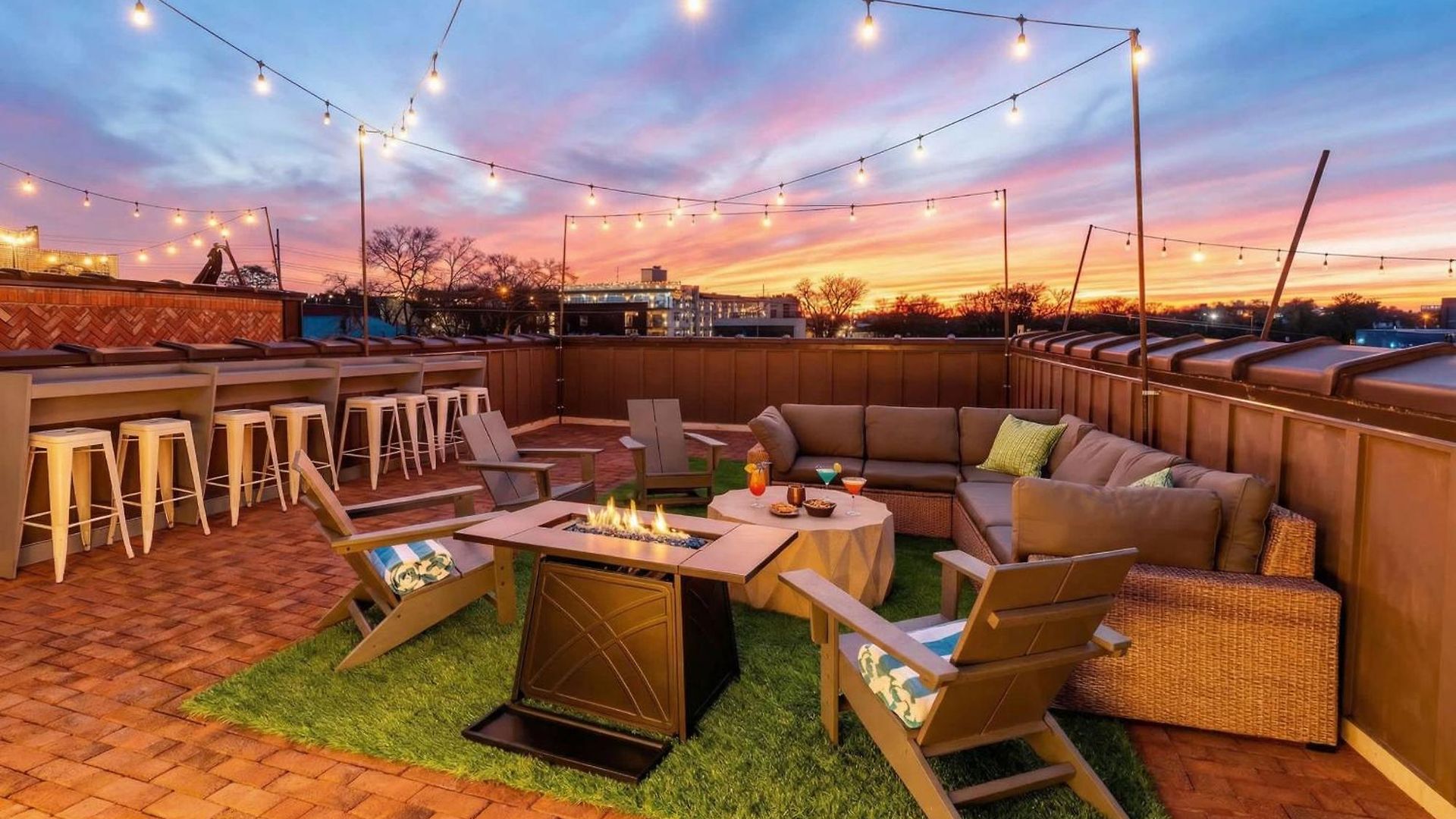 Skyline Views With Double Rooftop Deck & Game Holiday home *