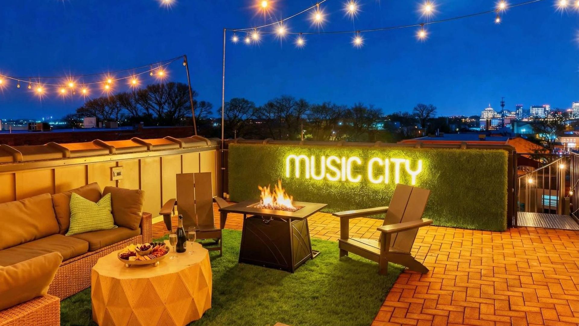 Skyline Views With Double Rooftop Deck & Game Holiday home Nashville