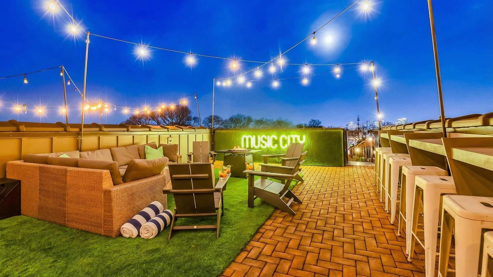 Skyline Views With Double Rooftop Deck & Game