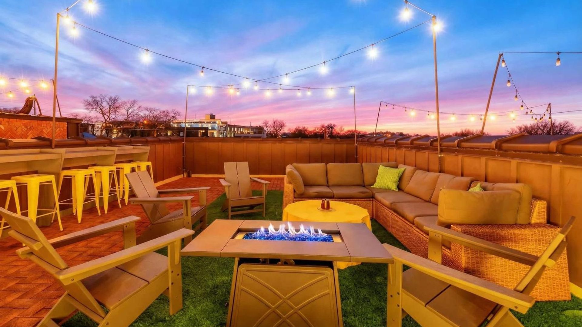 Holiday home Skyline Views With Double Rooftop Deck & Game *