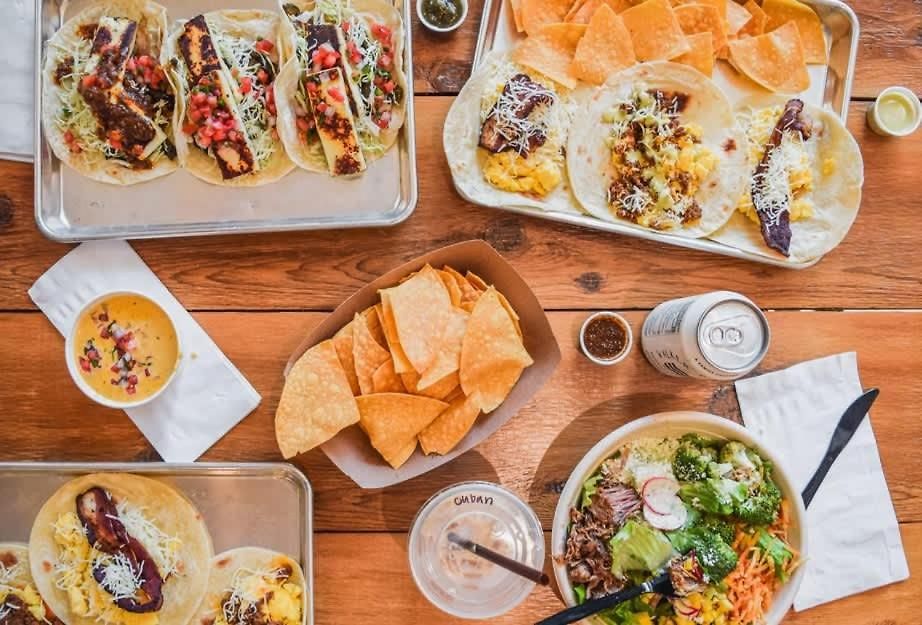 Soaring Ceilings & King Beds Overlooking Courtyard, 1 Of 7 Themed Lofts At Cowrite, Find Coffee And Tacos Downstairs, Complimentary Spin Class, Walk To Shopping In 12 South, 10 Minutes To Broadway, Parking, 24 Hr Hospitality Apartment Nashville
