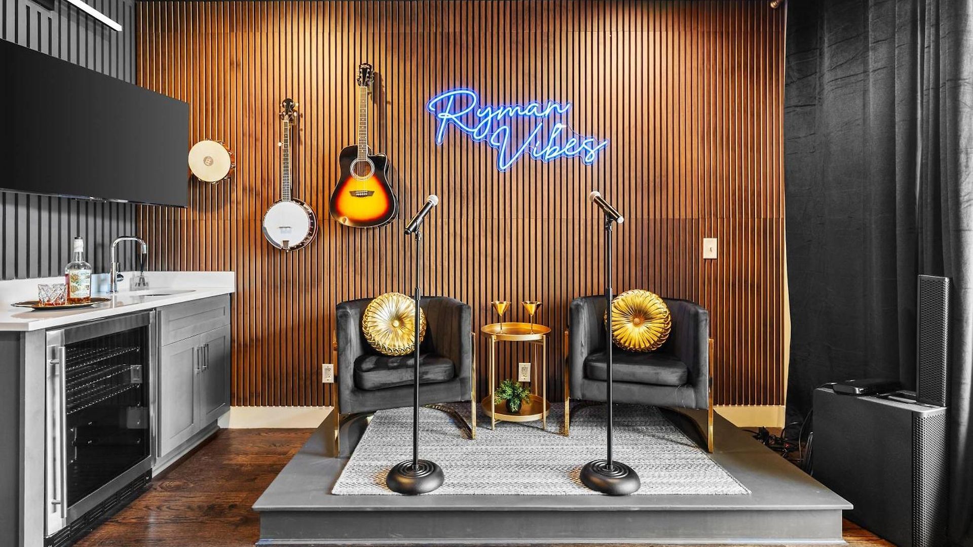 Iconic Ryman Revival - Pews Murals & Karaoke Holiday home