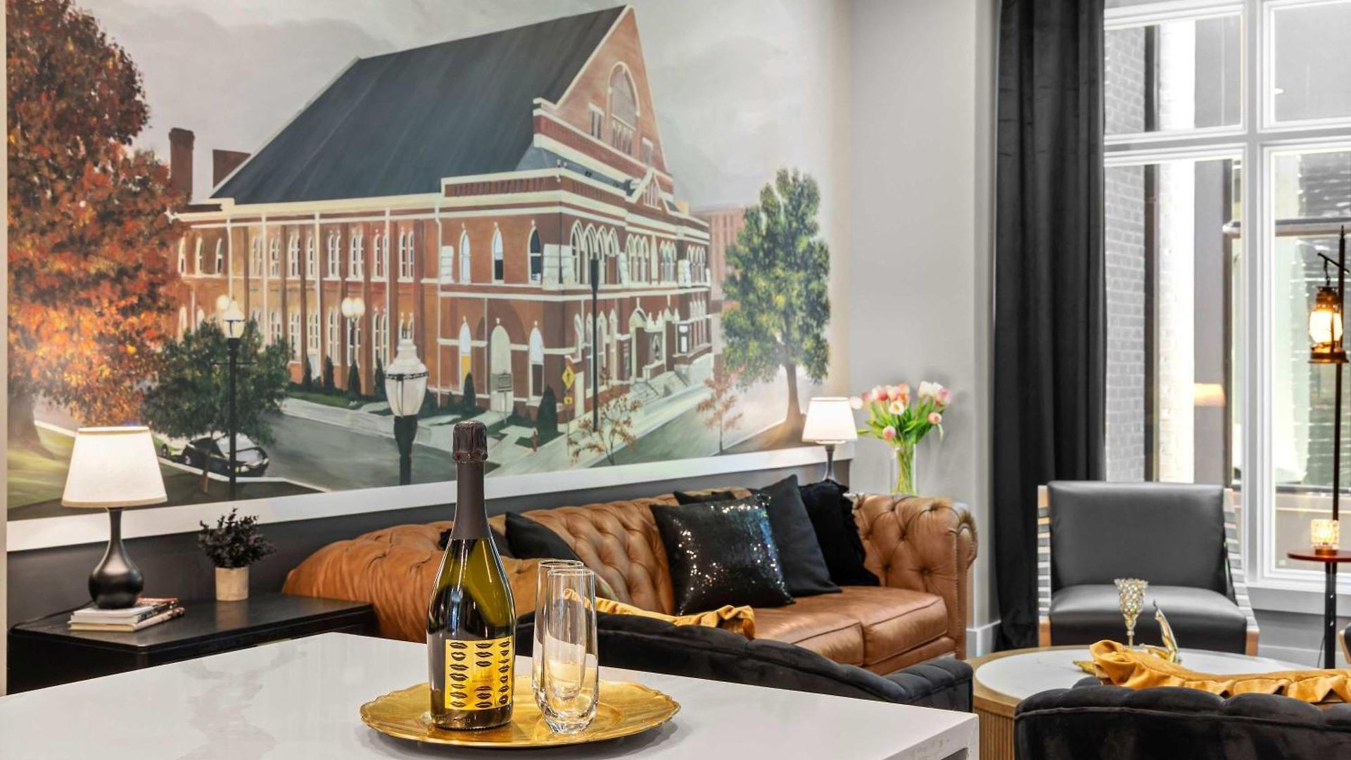 Iconic Ryman Revival - Pews Murals & Karaoke Holiday home