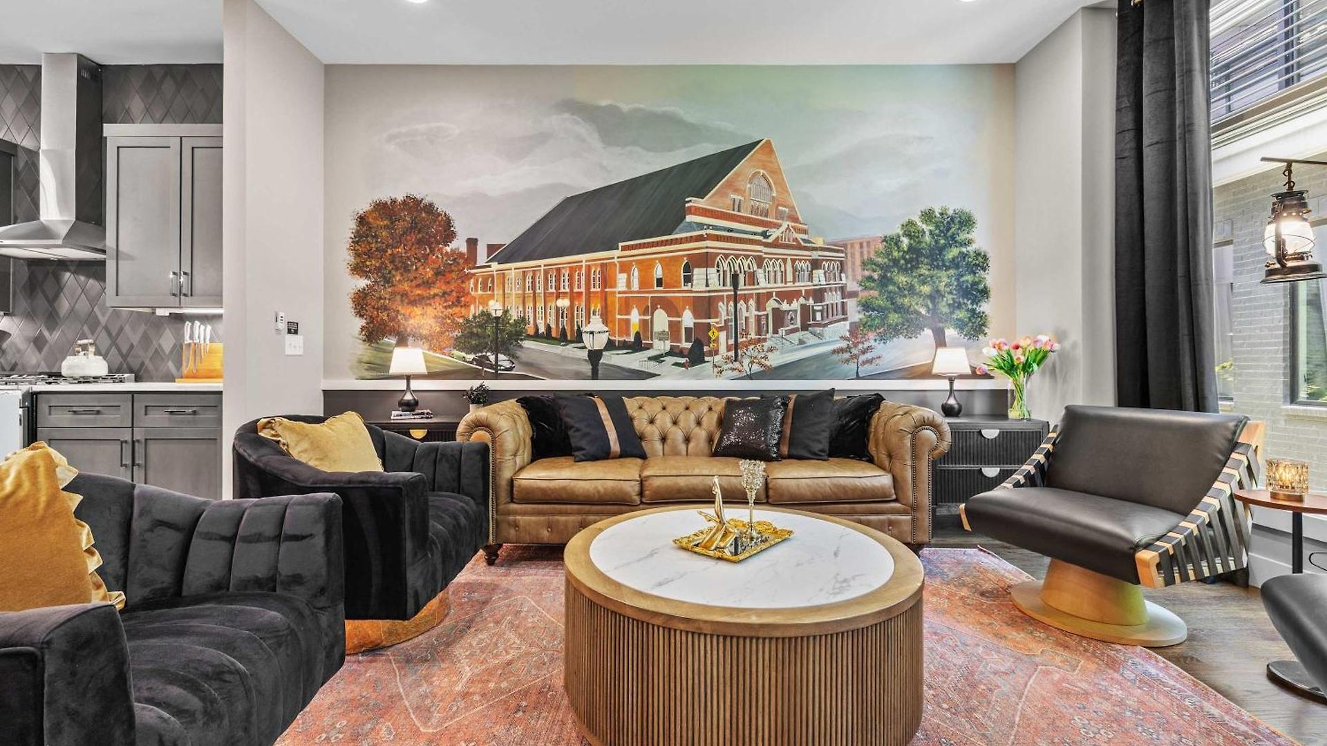 Holiday home Iconic Ryman Revival - Pews Murals & Karaoke