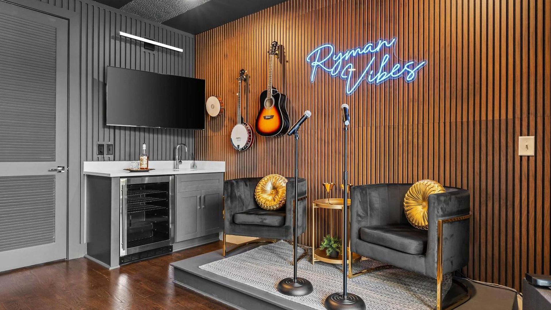 Iconic Ryman Revival - Pews Murals & Karaoke Holiday home